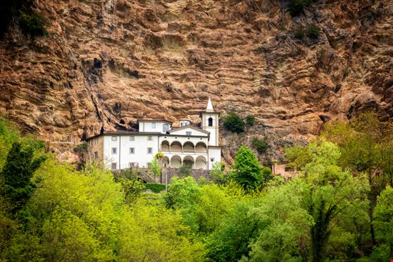 Eremo di Calòmini L'eremo nella roccia Massimo Santi - Shutterstock.com 
